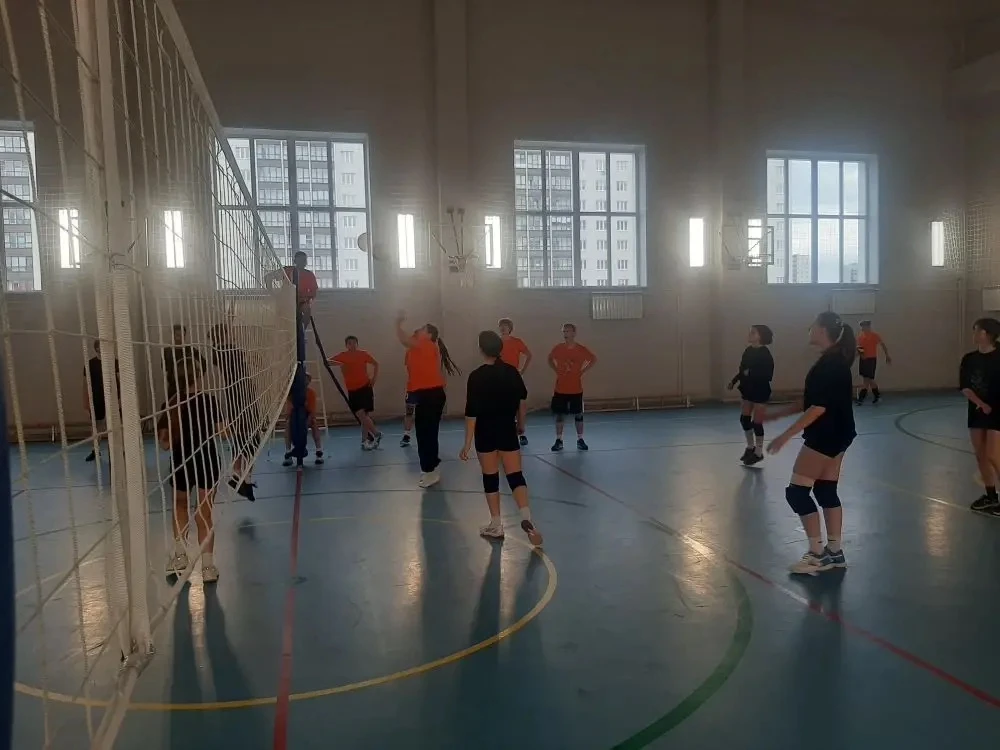 ПОБЕДА🏆🏐   5 мая состоялся товарищеский матч по волейболу среди команд МАОУ СОШ №138, МАОУ СОШ №221 