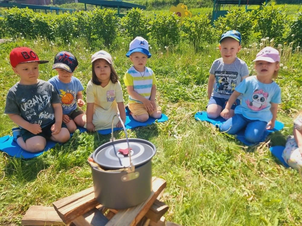 🌟🍀Ребята-туристята🏕

Куда вы ведёте, дороги, тропинки —
В леса и поля, на пригорки, в ложбинки.

