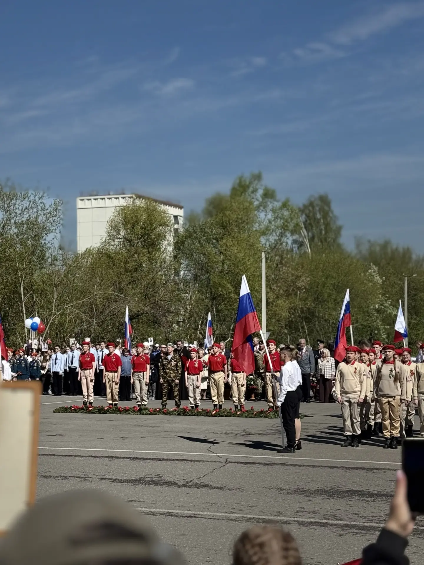 Мы помним! Мы гордимся!  В День Победы учителя и ученики прошли в рядах «Бессмертного полка», сохран