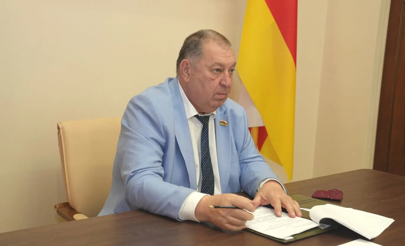 Олег Качаров провел заседание комитета по аграрной и земельной политике, экологии и при...