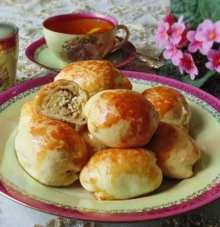 ПИРОЖКИ С КУРИЦЕЙ И ЯЙЦАМИ

Пирожки получаются воздушными, слоёными, тающими во рту. Начинку можно с