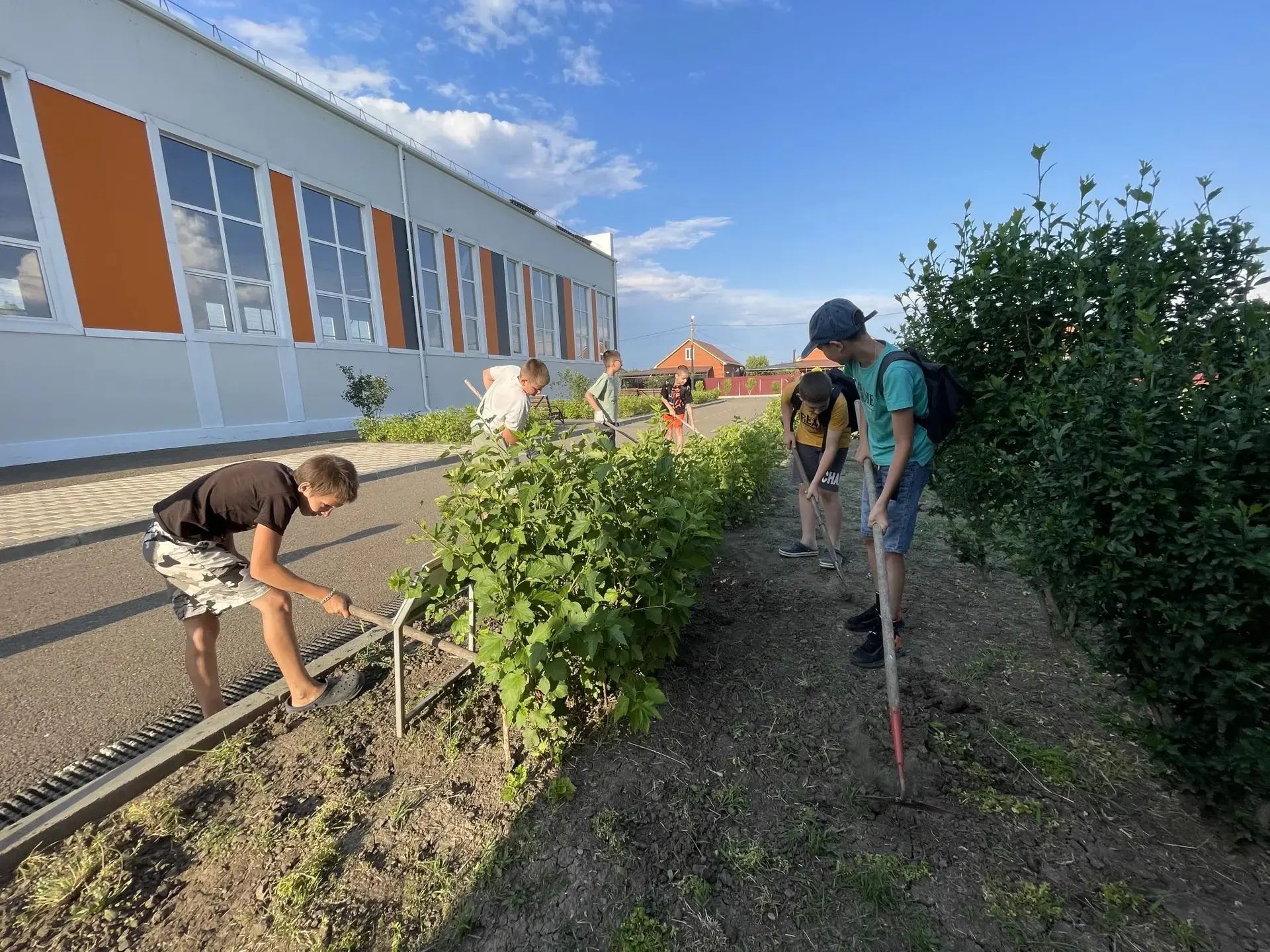 🌿 На экологической площадке кипит работа! 🌿

Ребята не сидят без дела — пропаливают клумбы и навод