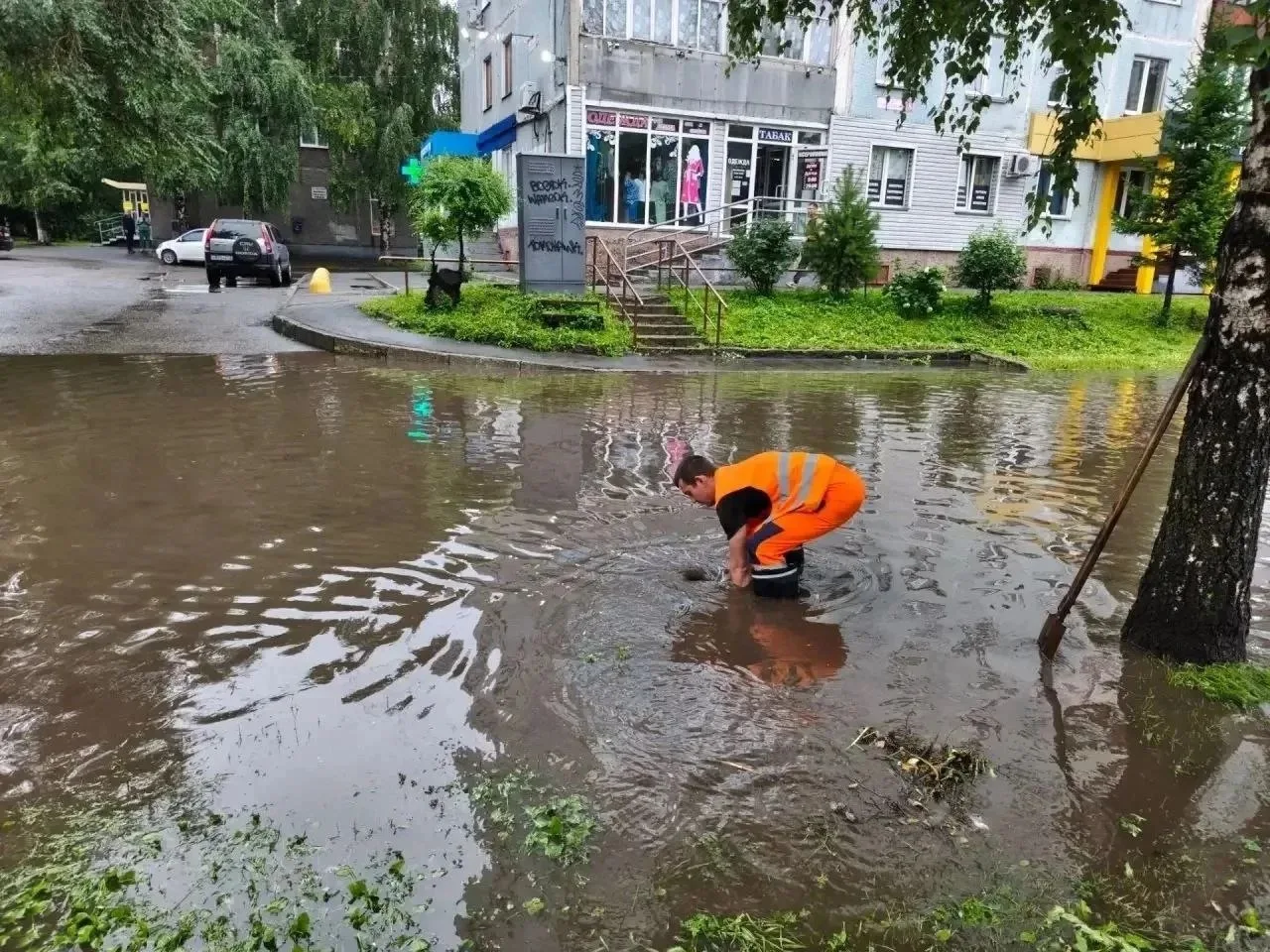 🌧️ Новокузнецк затопило из-за сильного ливня 

Дорожные службы работают усиленно: чистят ливневки, 