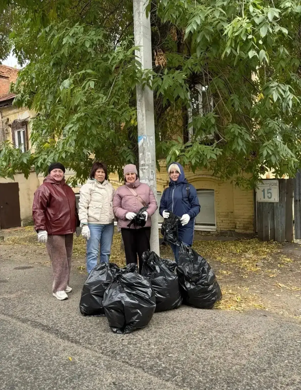 🧹Оренбуржцы вышли на осенний субботник и привели в порядок городские территории