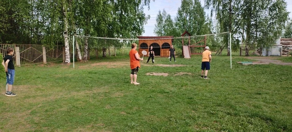 Пустился по ветру волан,