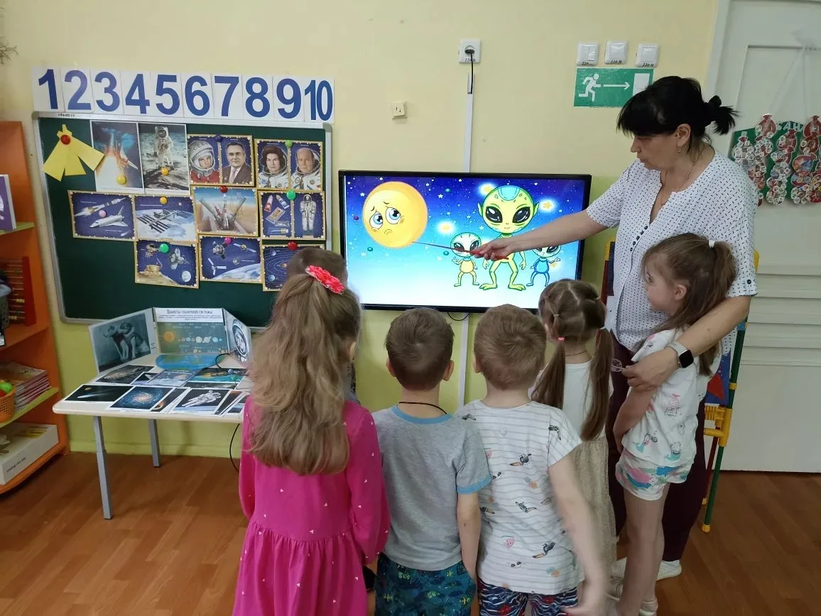 Сегодня в 10 группе прошла квест игра " Покорение космоса " Ребятам пришло электронное письмо от жит