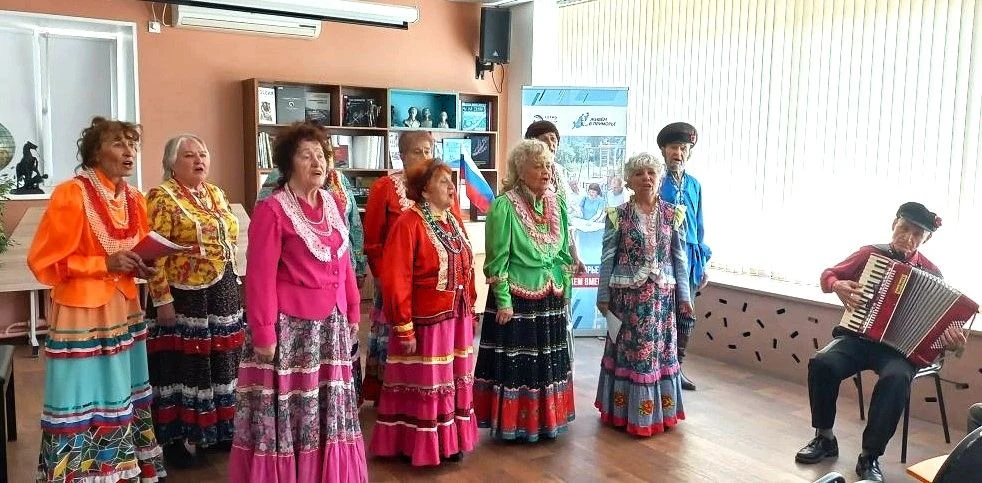 🇷🇺 С ДНЁМ РОССИИ читателей нашей библиотеки поздравил Народный хор «С песней по жизни». Вокалисты 