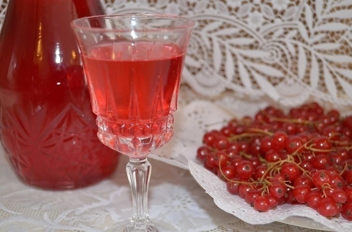 ЛИКЕР ИЗ КРАСНОЙ И ЧЕРНОЙ СМОРОДИНЫ