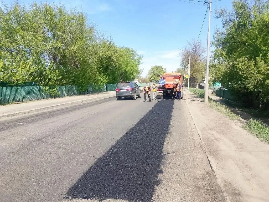 Коммунальные службы города продолжают работы по благоустройству и содержанию территорий ⁣ 🚜Локально-