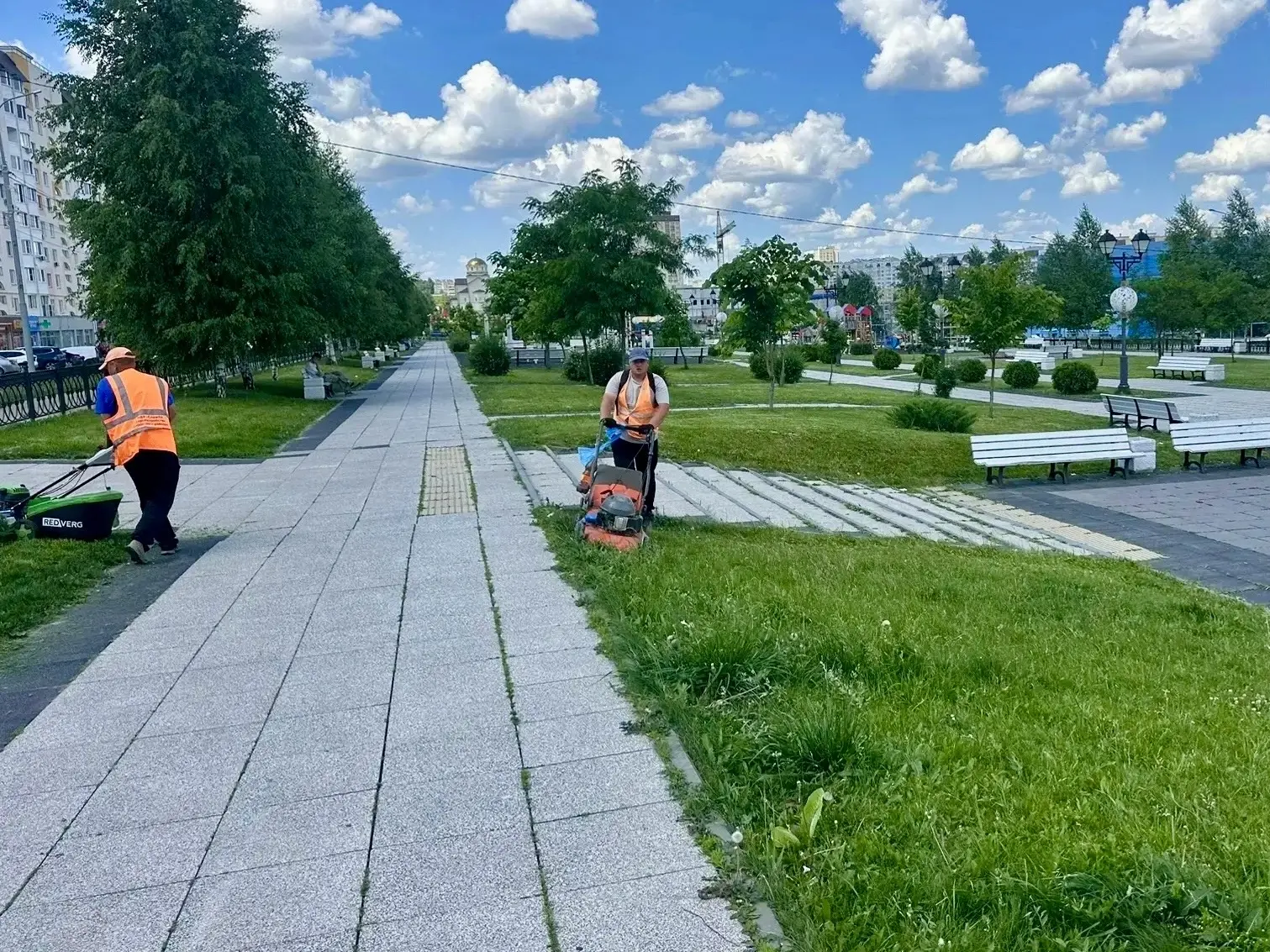 ⚡️ Продолжаем благоустройство территории района

🔸️Очищаем зелёные зоны, ухаживаем за насаждениями;