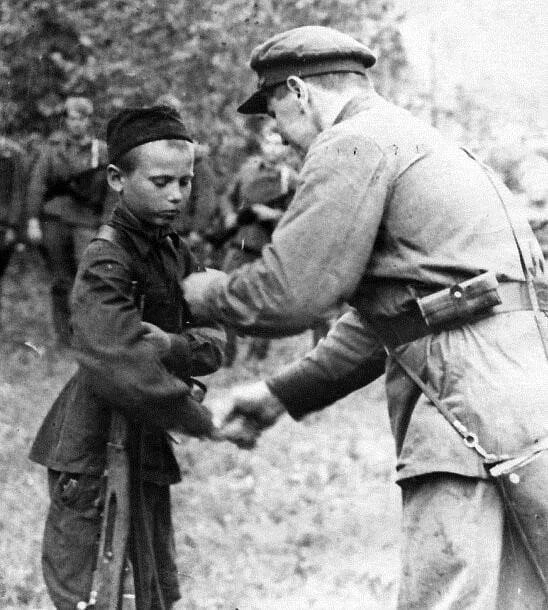 В июле 1942 года 14-летний боец партизанского отряда "За Власть Советов" Псковско-Новгородской парти