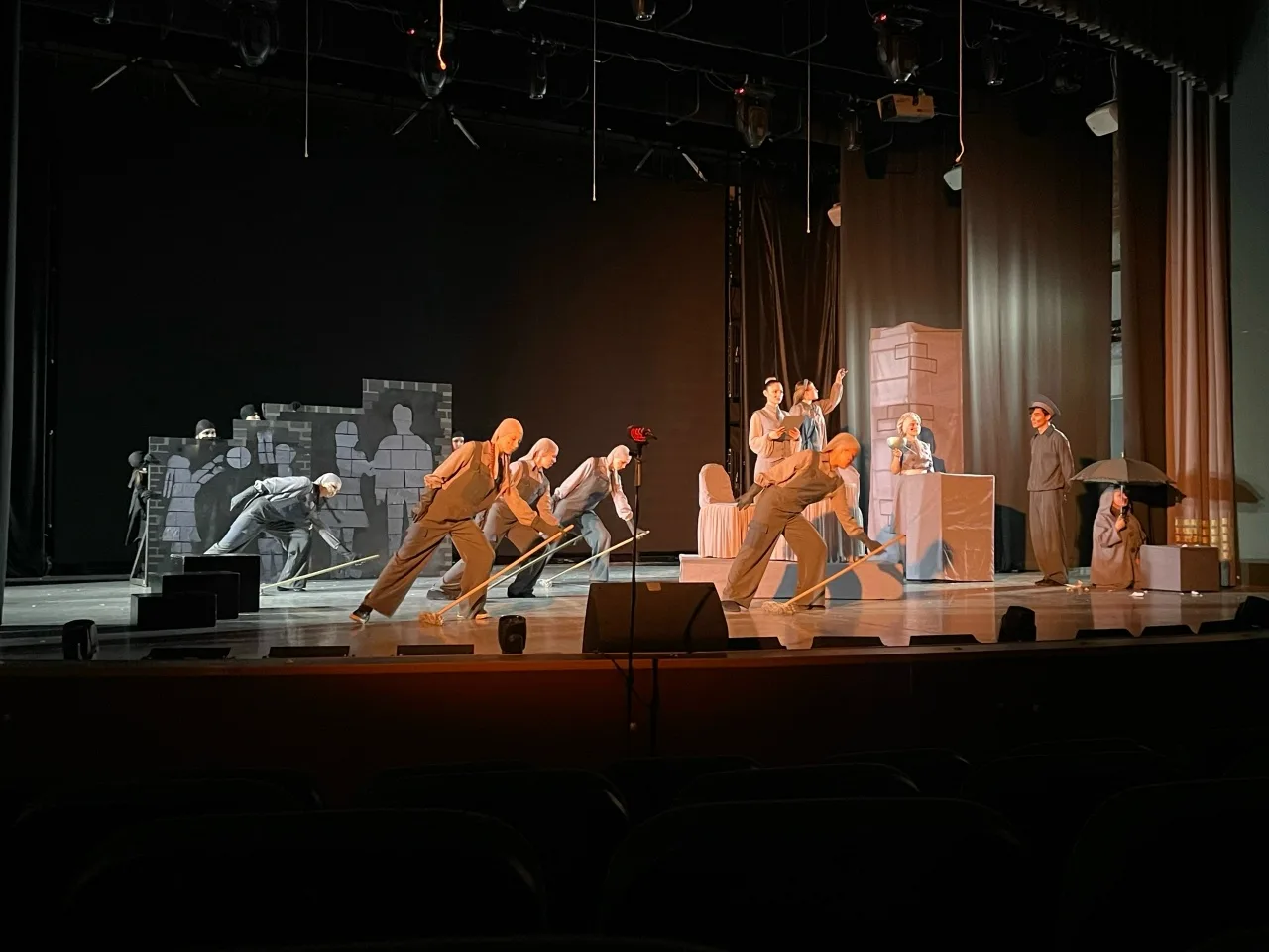 ОДИН ДЕНЬ С ТЕАТРОМ 🎭   Театральная студия «Шум за сценой» большим коллективом приняла участие в Меж