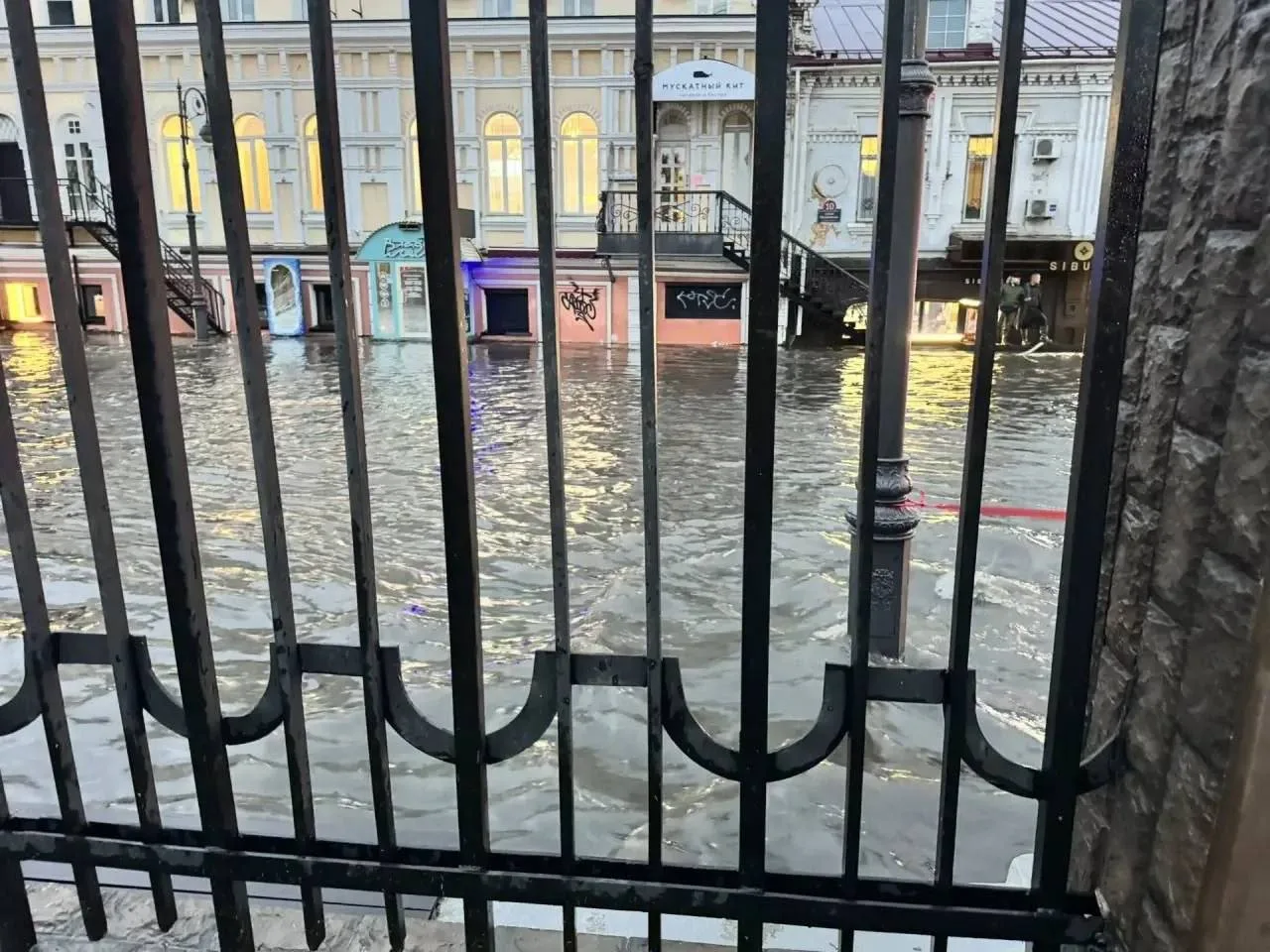 🌊 Во Владивостоке дороги превратились в реки после сильного дождя