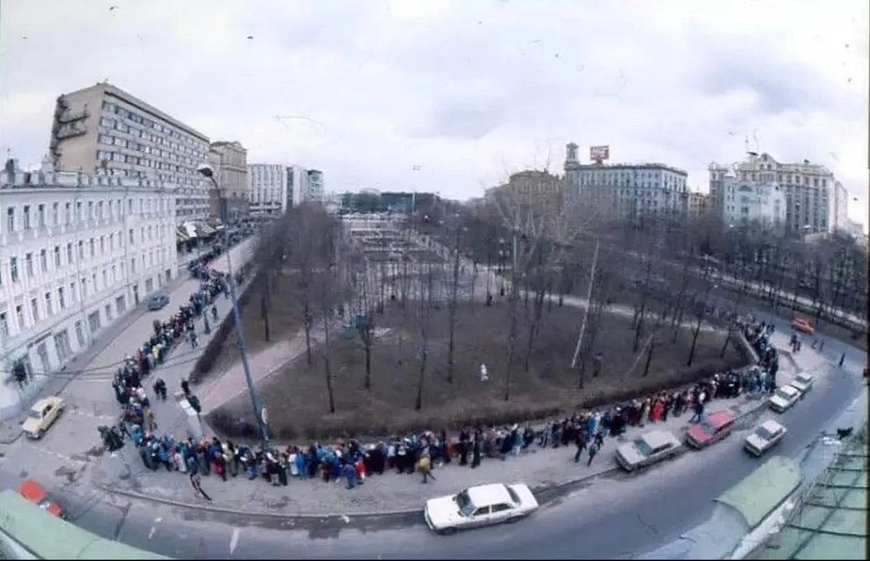 В Москве 1990-го: очередь в первый советский Макдональдс.