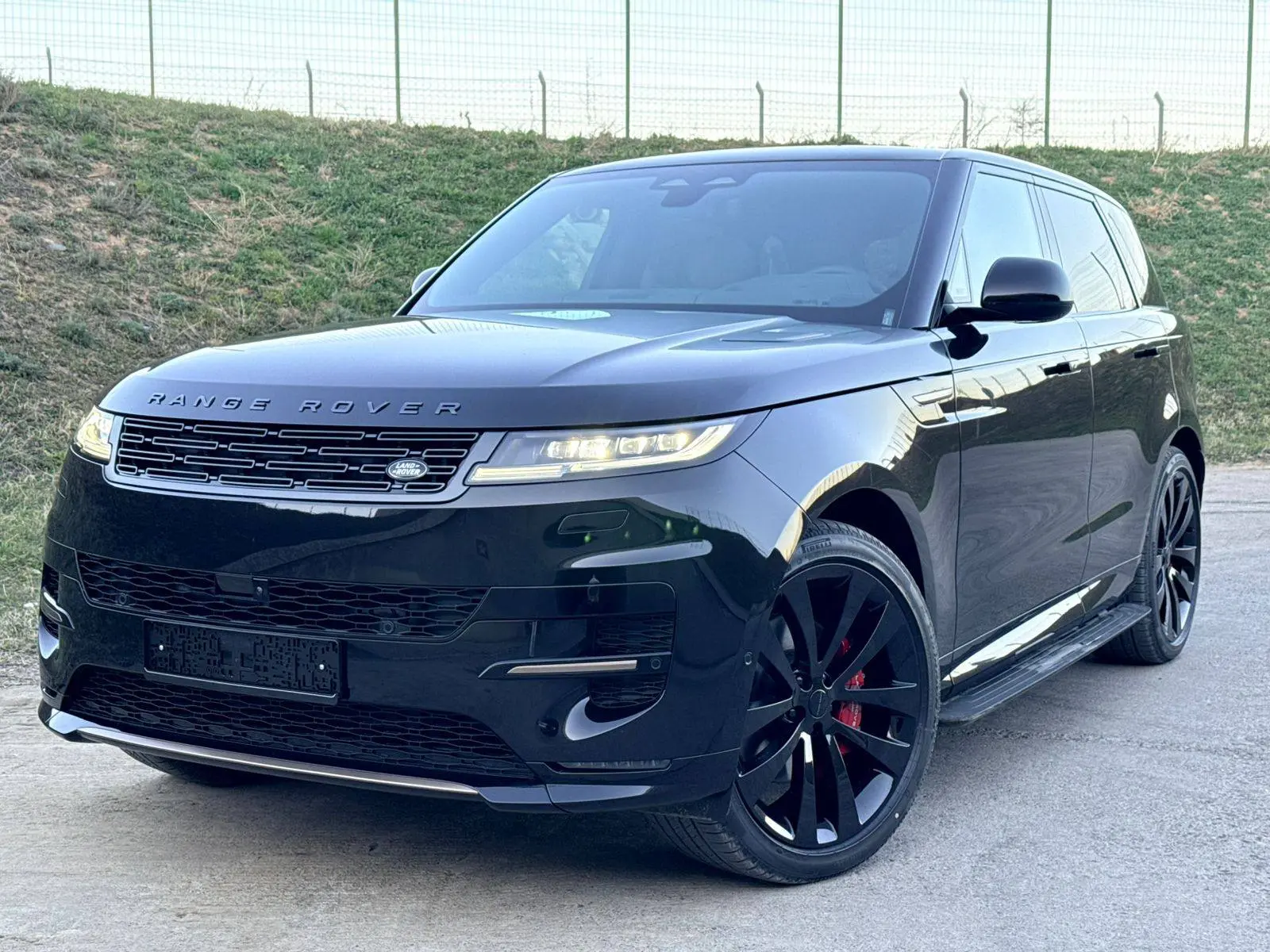 Land Rover Range Rover Sport P360, 3л бензин 2026 (черный на коричневом)