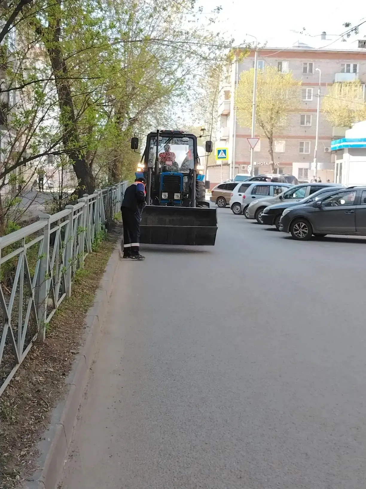 Чистота в режиме нон-стоп 🧹  Пока мы спим, район уже приводят в порядок. Сегодня бригады продолжают 