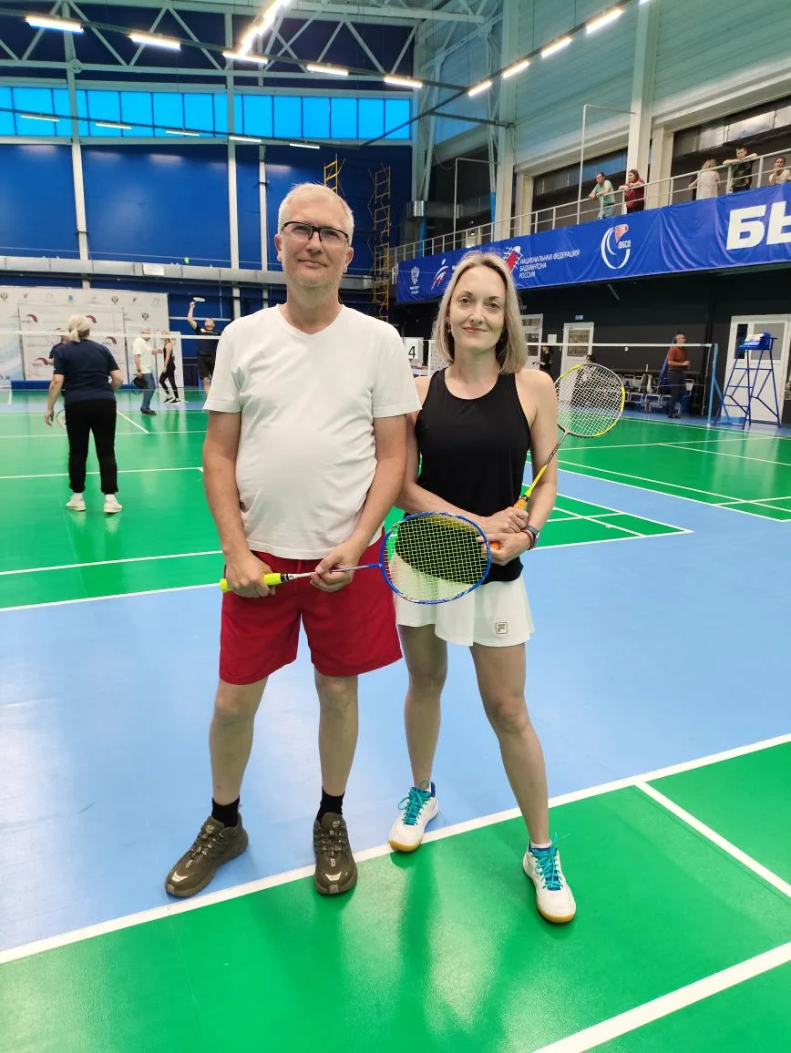 🏸Отложили в сторону клавиатуру и взяли в руки ракетки

В Саратове в Центре бадминтона прошел турнир