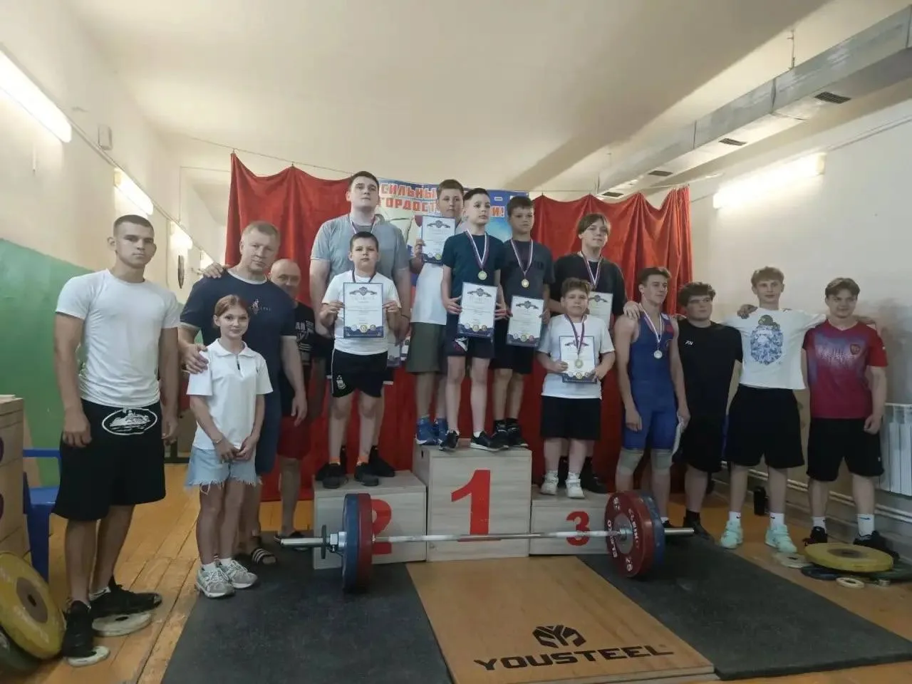 🏋️ В Россоши прошёл турнир по тяжёлой атлетике ко Дню России.

12 июня в спорткомплексе «Химик» сос