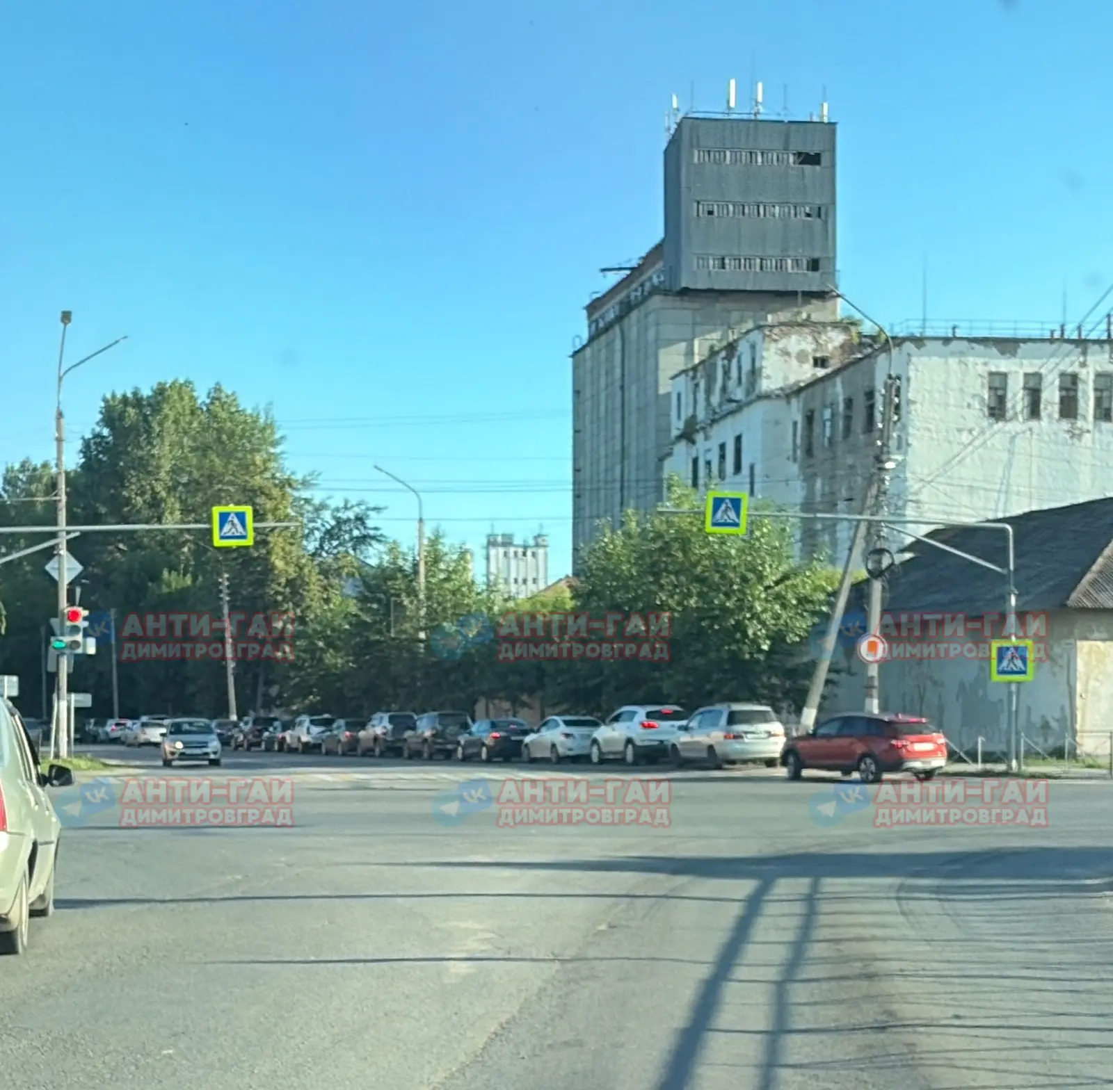 Очередь сейчас на Роснефть по ул.Куйбышева. Со слов участников чата - больше бензина в городе нигде 