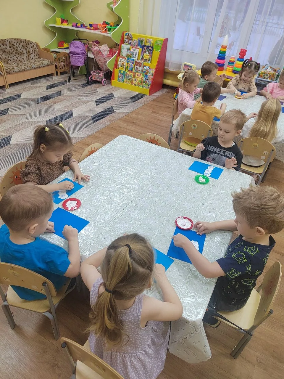 В младшей группе  провели увлекательное занятие по рисованию снеговиков с использование...