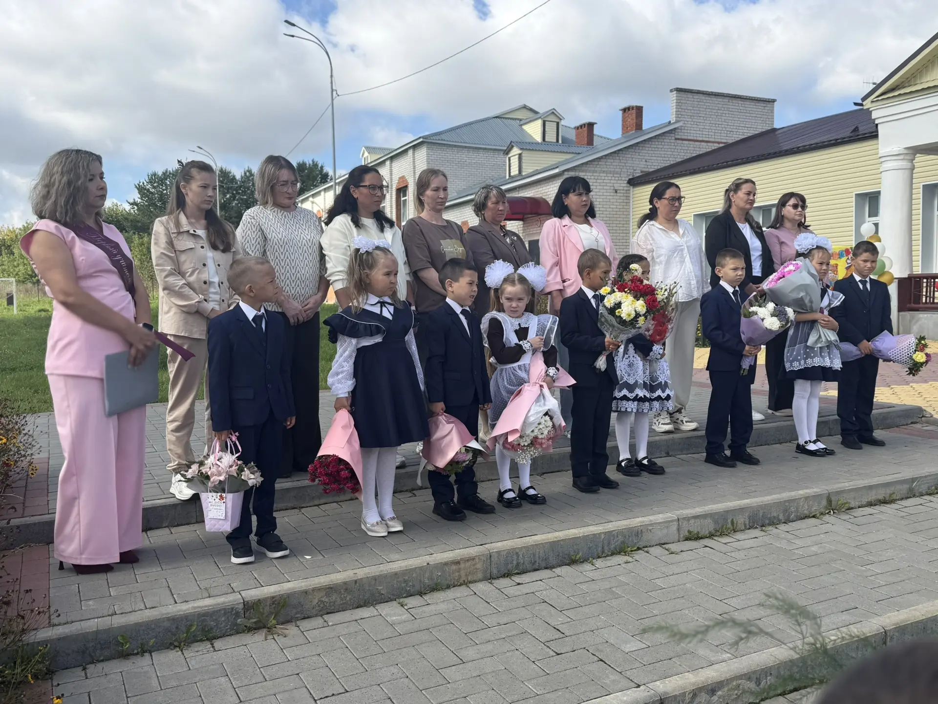 🎈 1 сентября в школе состоялась праздничная линейка, открывшая новый учебный год.