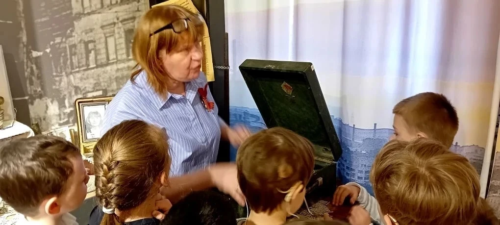 6 мая в школьном музее «Герои Синявинских высот» состоялось важное и трогательное событие — экскурси