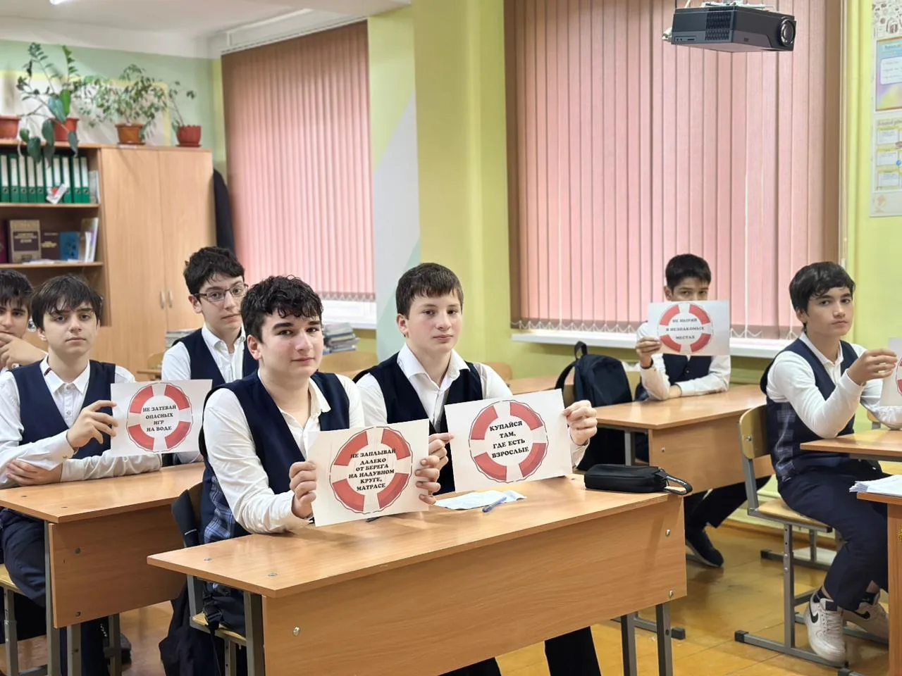В МБОУ «СОШ №5 им. З.А. Кадырова» прошли тематические классные часы, посвященные правил...