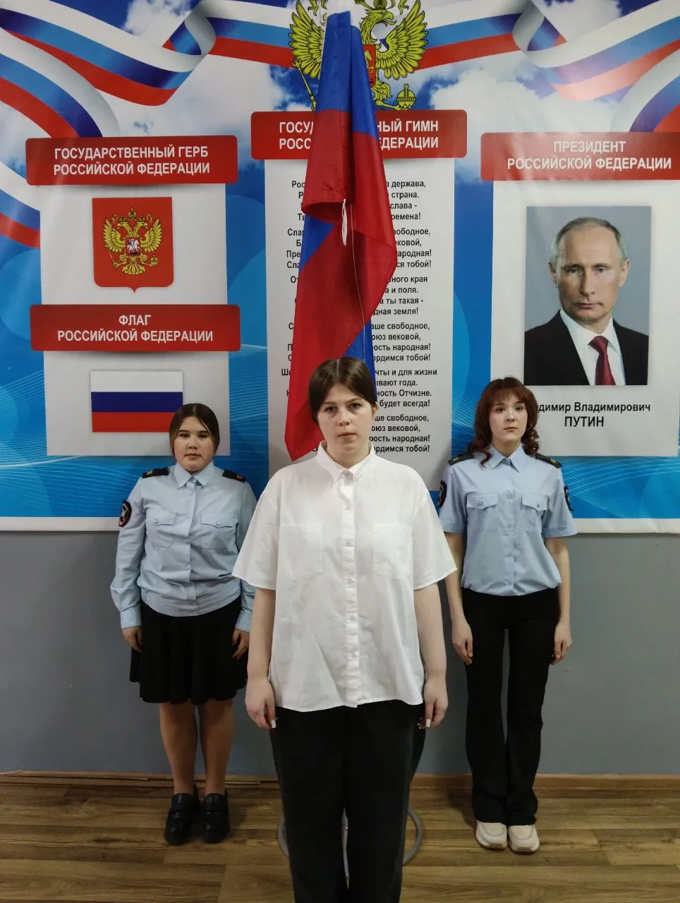 🇷🇺С торжественной линейки, посвящённой поднятию флага РФ, началась учебная неделя.