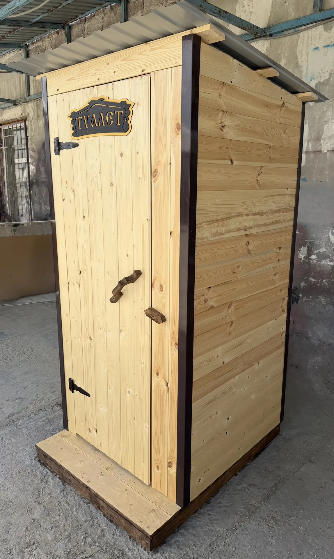 В продаже туалет дачный с пьедесталом из вагонки «Штиль». Размер 100 х 100 см. На крыше...