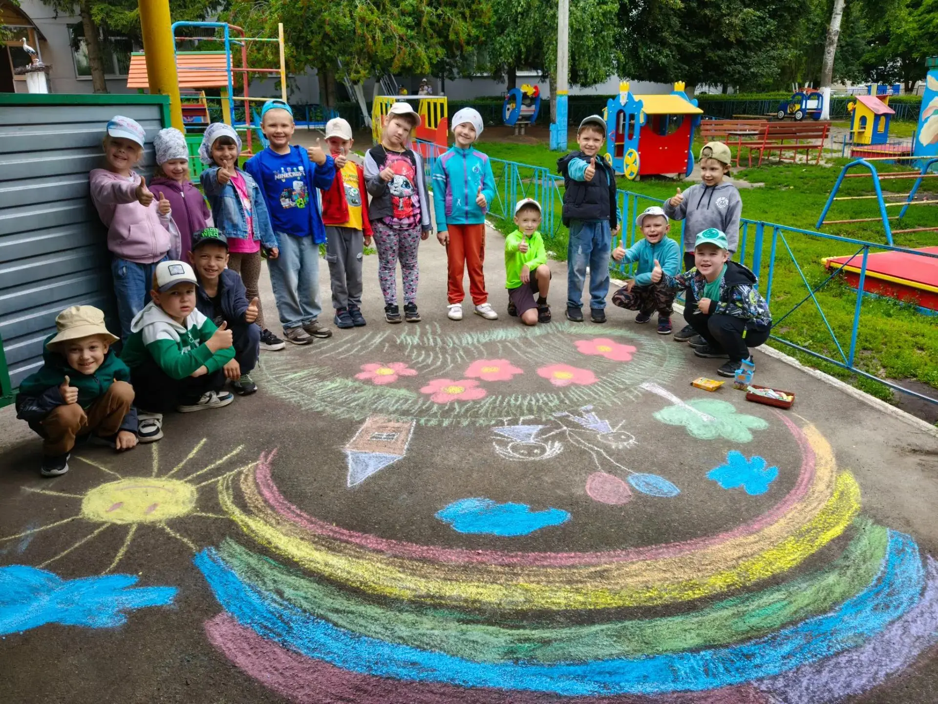 🎨 Яркие краски лета на нашем асфальте!☀

Сегодня детском саду прошел настоящий праздник творчества 