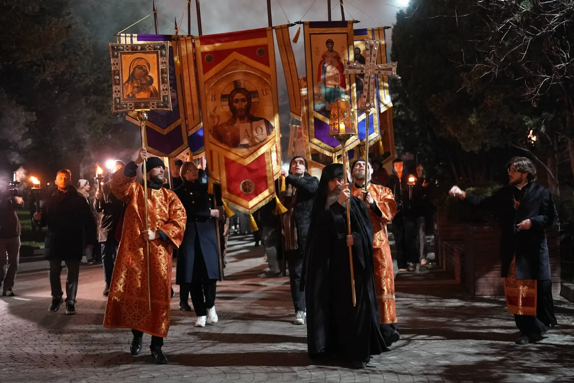 Колокольный звон, молитва и хоровое исполнение студенческого гимна. В этом году День студента команд