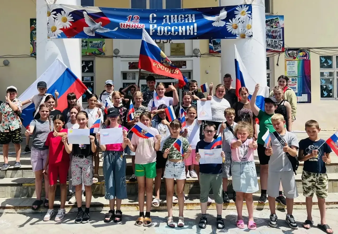 В преддверии праздника Дня России в Новорождественском Доме культуры состоялось литерат...