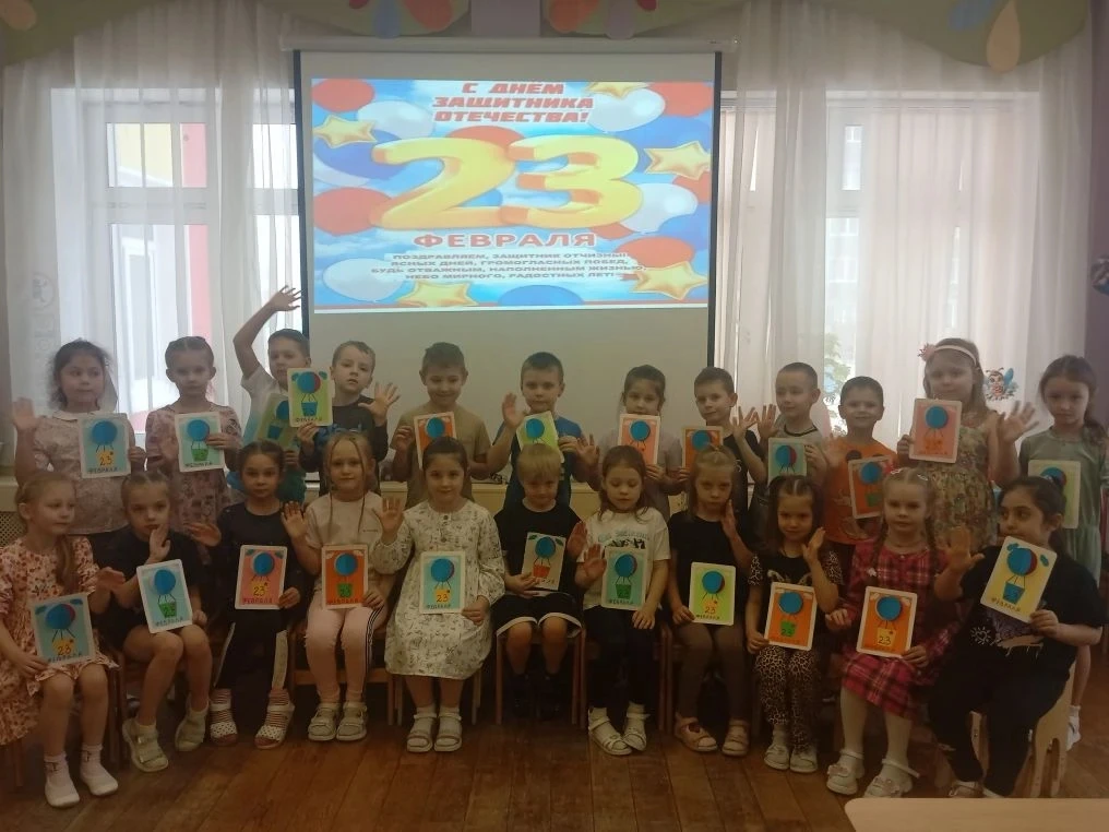 В подготовительной группе прошло физкультурное занятие, посвященное 23 Февраля. Дети с...