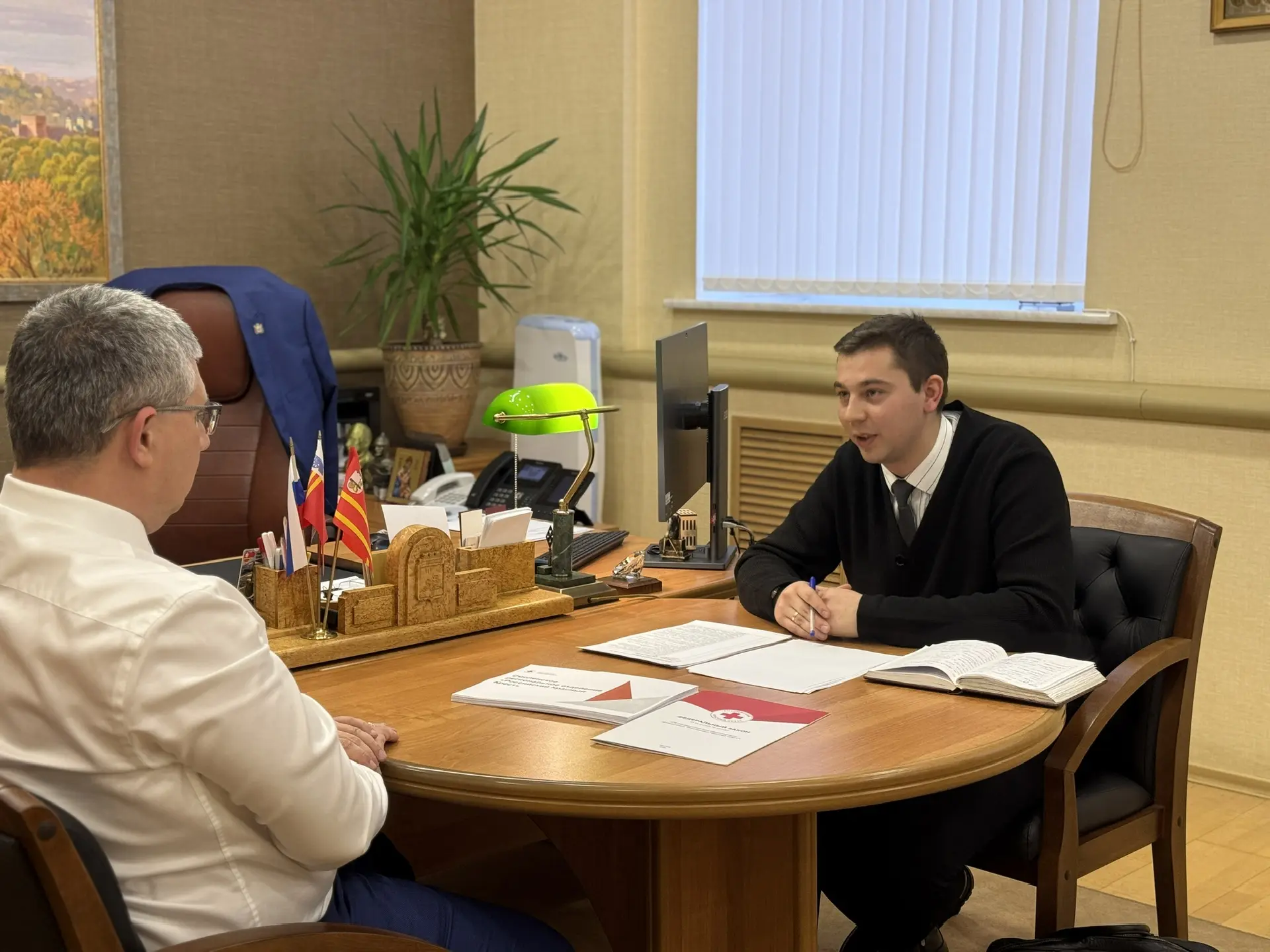 Встретился с председателем Смоленского регионального отделения «Российский Красный Крест» Алексеем С