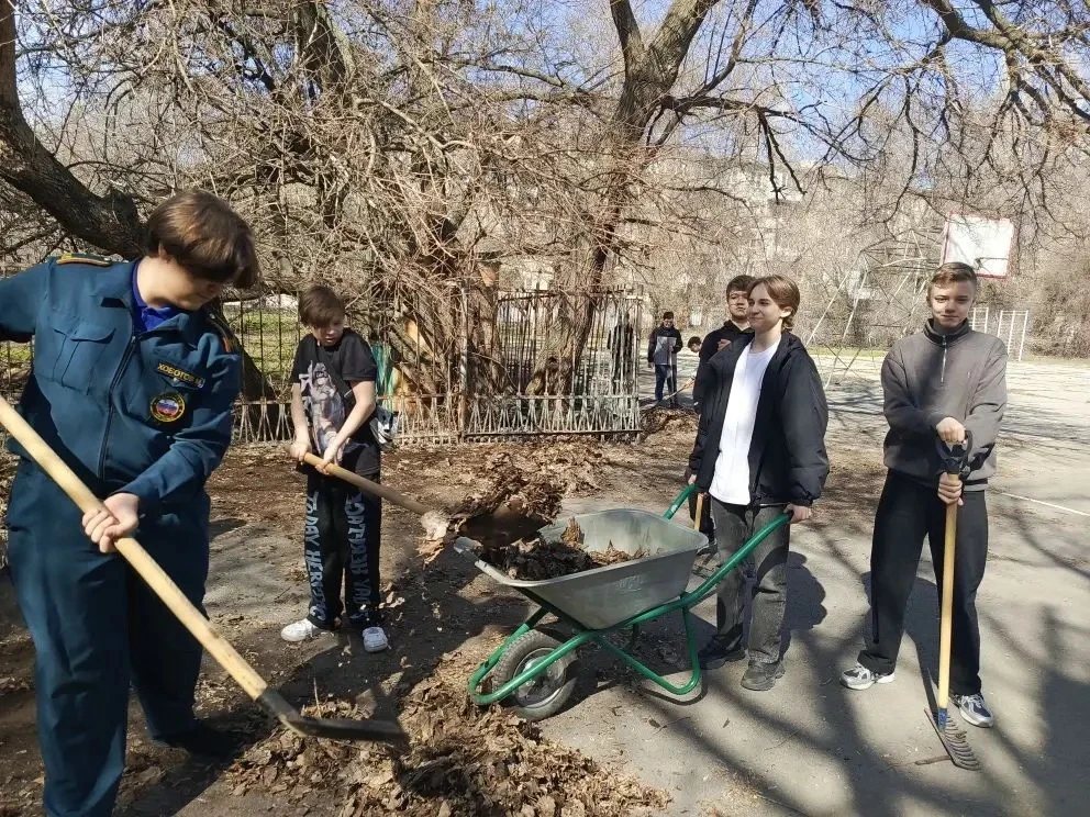 Субботник – 2026 в деле! 🧹🌍  Сегодня #МОУСШ81 дала старт Всероссийской неделе субботников «Мы за чис