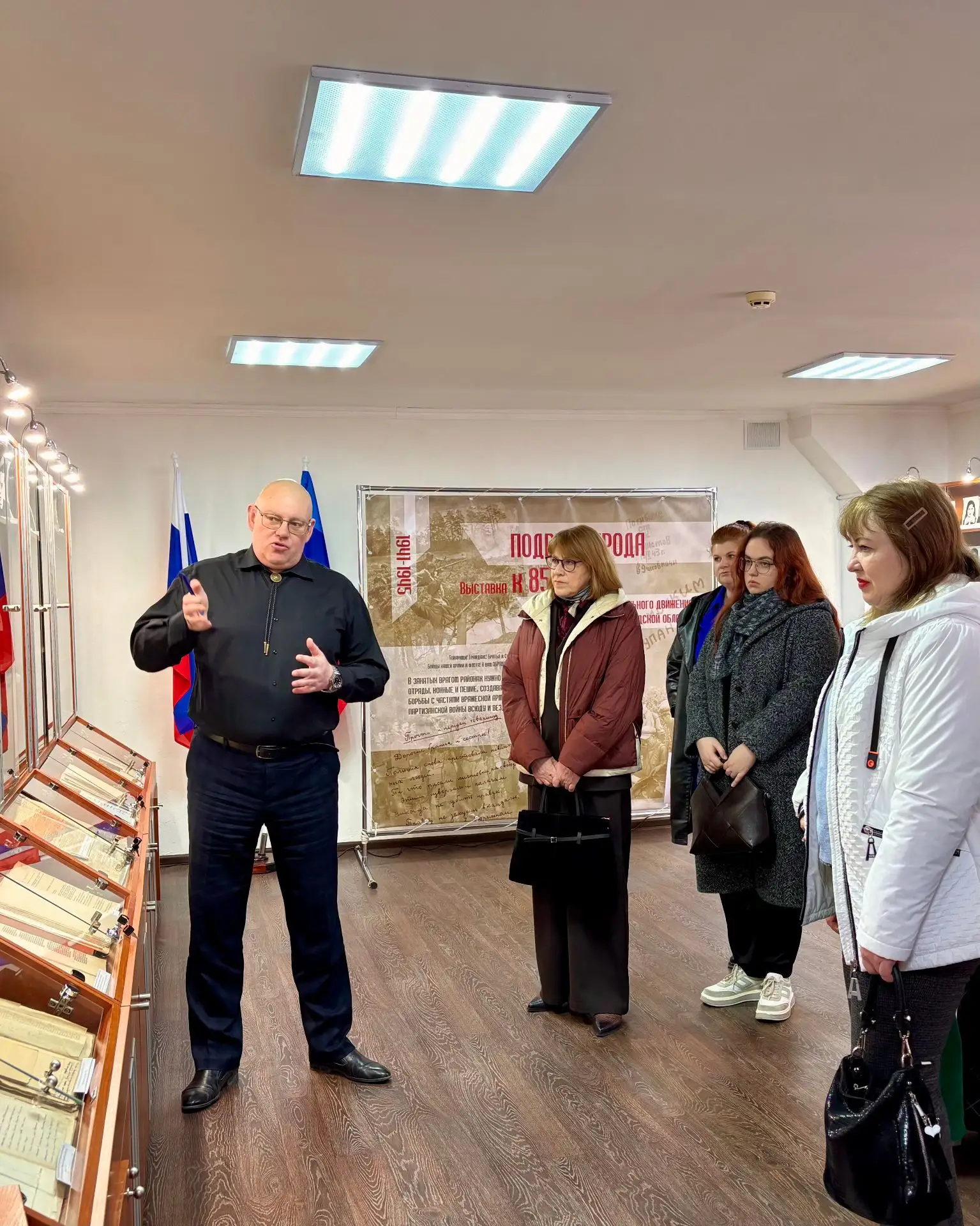 Сотрудники ГКУ ЛНР «РЦСЗН» посетили документальную выставку, посвященную 85-летию партизанского движ