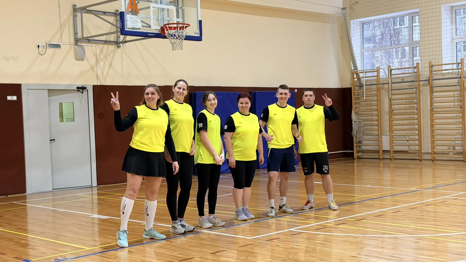 Профсоюзная спартакиада снова собрала педагогов разных районов города. Волейбол, дартс, теннис, кто 