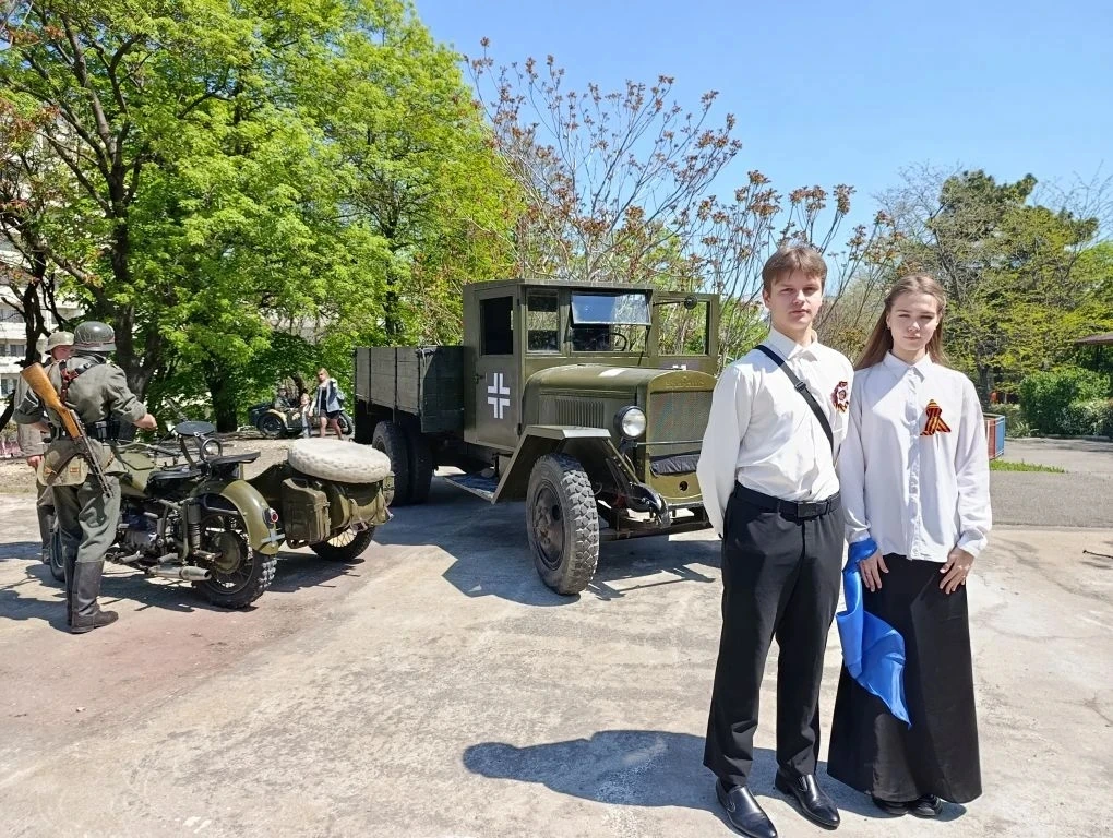 Ученики 8-10 классов сегодня приняли участие в танцевальном флешмобе «Синий платочек» в Новороссийск