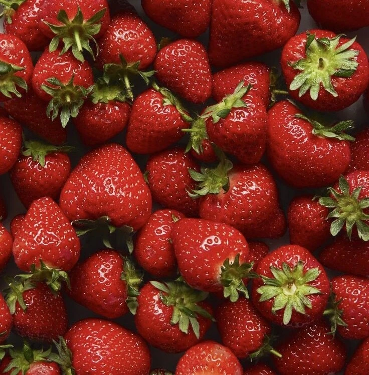 В каждой ягоде – уверенность 🍓

Сочная, сладкая, красная – клубника радует глаз и обещает вкусное л