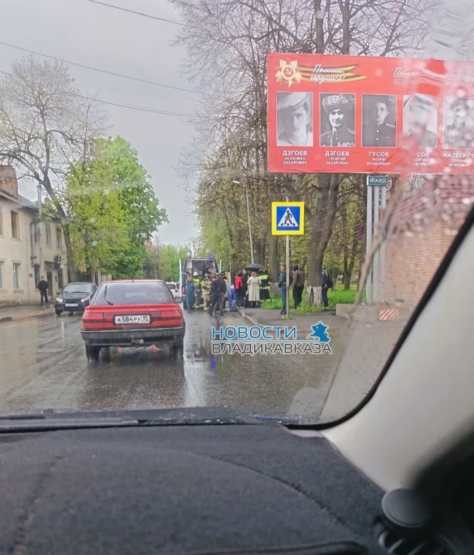 #нампишут На улице Шмулевича водитель «Калины» сбил пешехода  Пострадавшего забрала скорая помощь.  