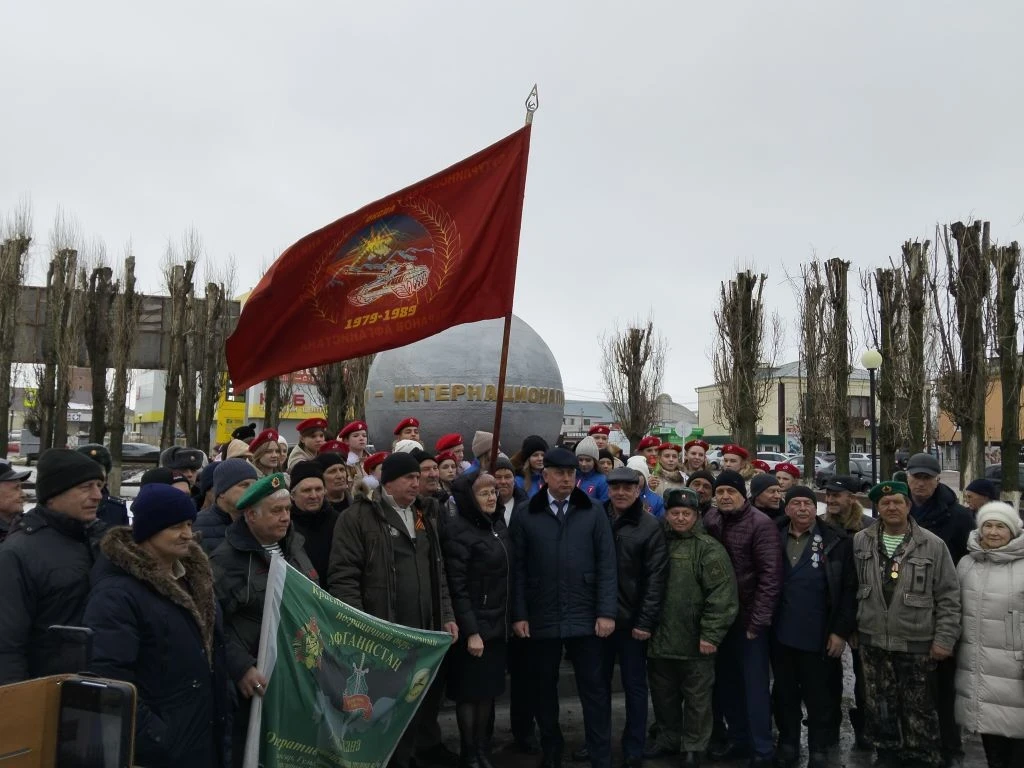Юнармейцы школьного отряда "Соколы" в День вывода советских войск из Афганистана посетили торжествен
