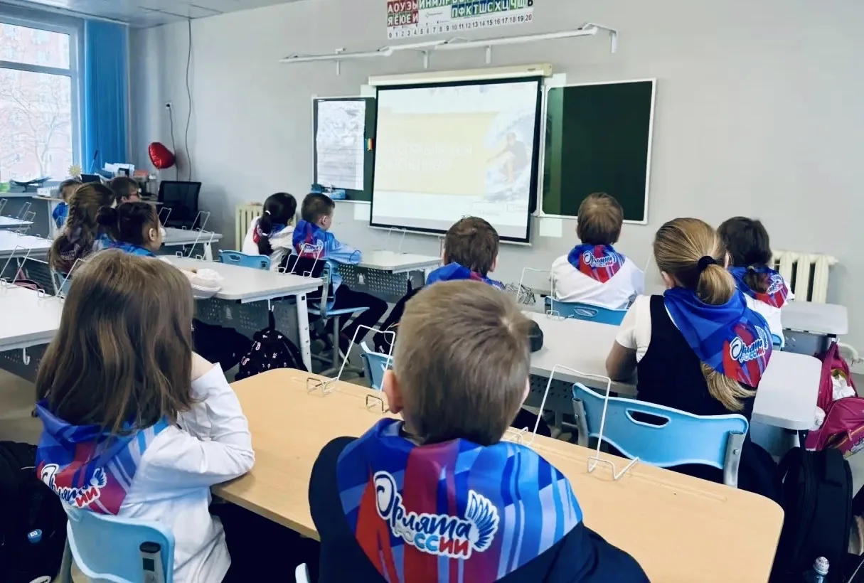 Как совладать с эмоциями❓  📌В лицее утро понедельника для школьников традиционно началось с торжеств