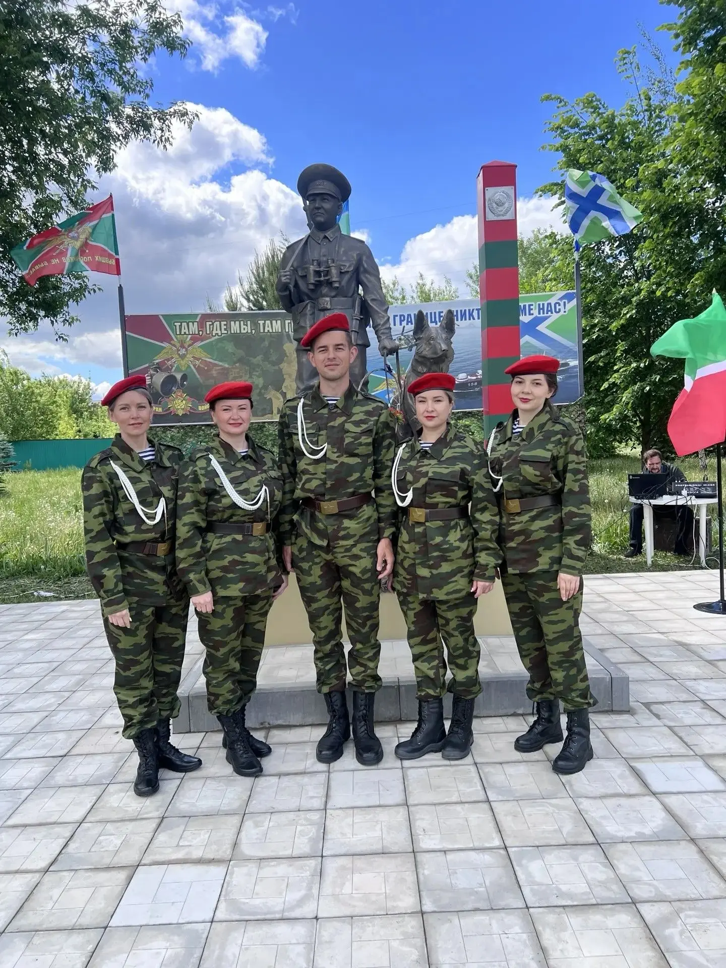 День пограничника в Заинске: наши артисты пели для героев