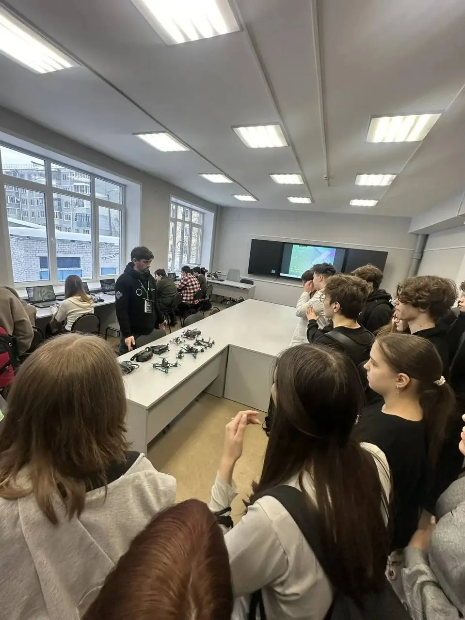 🎓 Профессиональные горизонты Учащиеся 8–9 классов нашей школы побывали на региональном этапе чемпион
