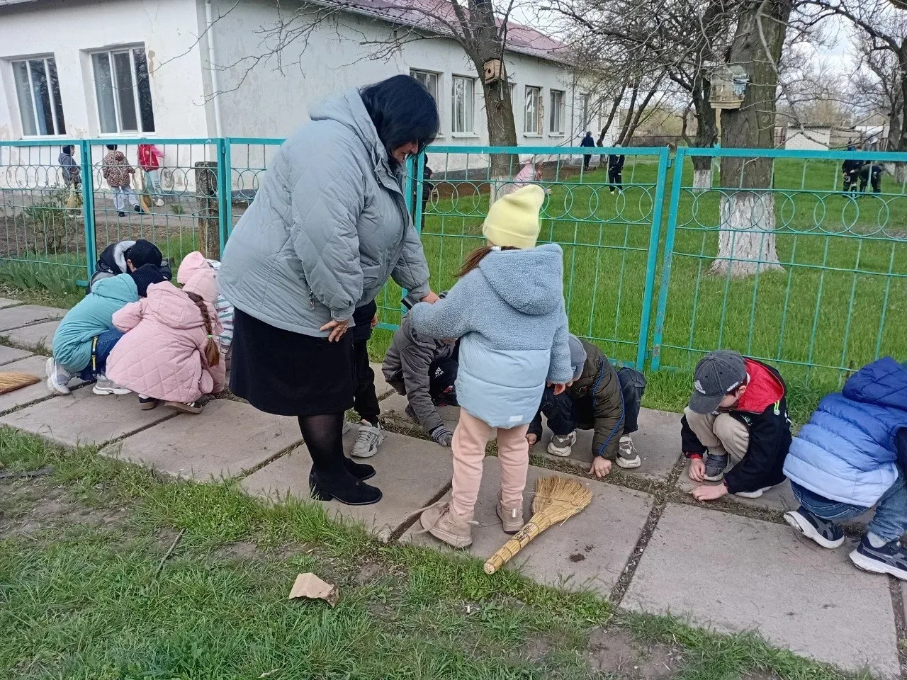 В Красноперекопской школе состоялся весенний общешкольный субботник, посвященный уборке школьного дв
