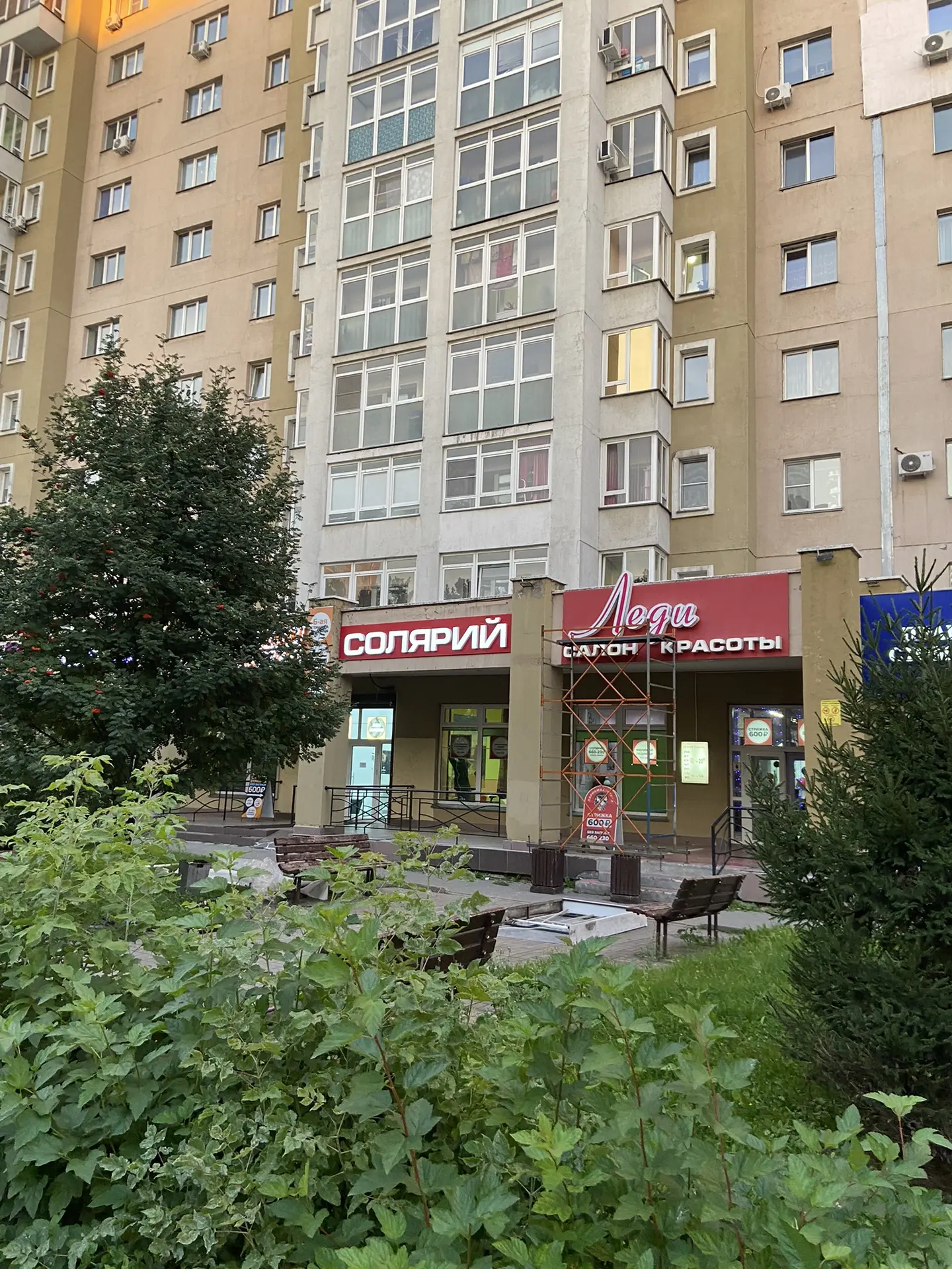 Вчера обновили вывеску «Солярий» в салоне красоты Леди, на проспекте Шахтёров. На очере...