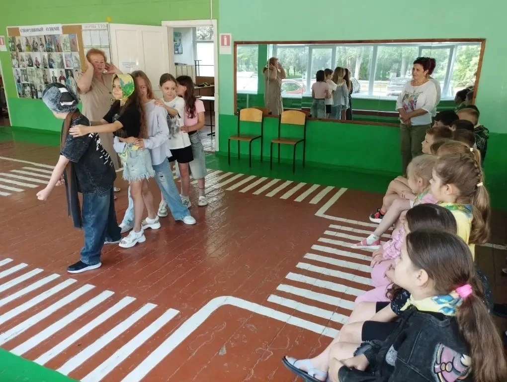 🎭 Театр в лагере «Короленковцы»: постановка сказки «Репка» к Дню русского языка

В преддверии Дня р