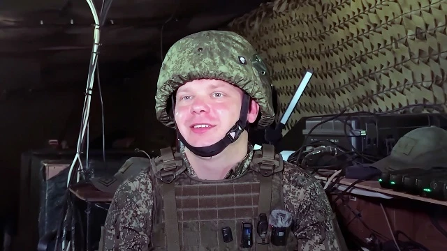 На сколоченном из снарядных ящиков столе развернулась инженерная мастерская. В воздухе ...