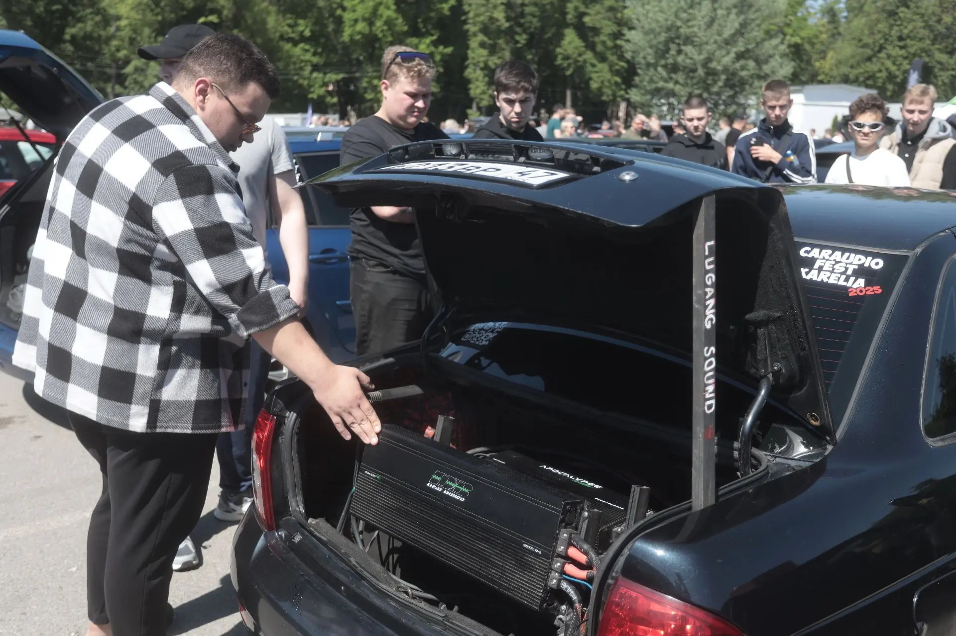 Ретроралли в Пскове собрало автомобили старше 30 лет, включая Pontiac, «Волгу» и Mercedes. Кроме рал