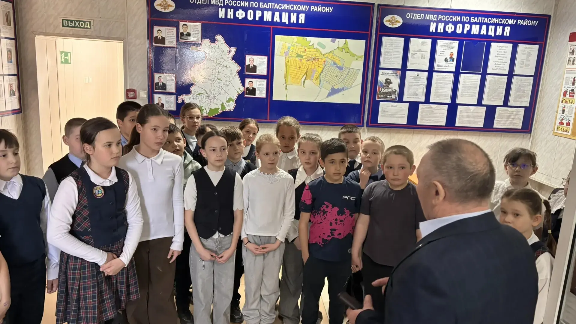 Сегодня обучающиеся 3-в класса и их родители совершили экскурсию в музей ОМВД России по Балтасинском